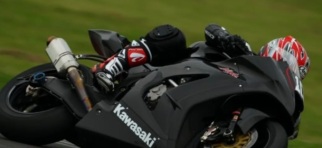 Kawasaki ZX-10R Ninja 2011 in pista a Suzuka