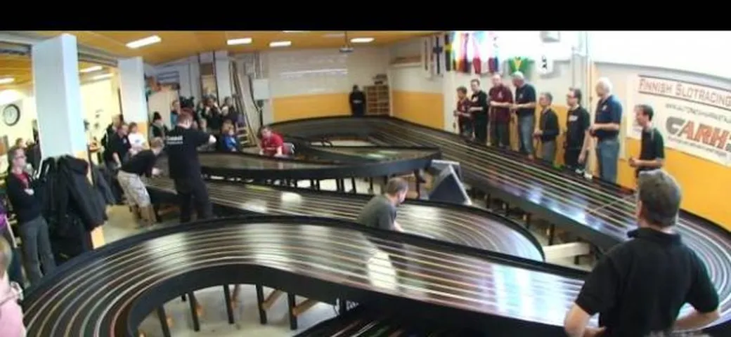 Video: la pista dove le macchinine radiocomandate accelerano da 0 a 100 km/h in 0.3 secondi!