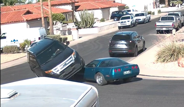 Il SUV passa sopra alla Corvette all'incrocio [Video]