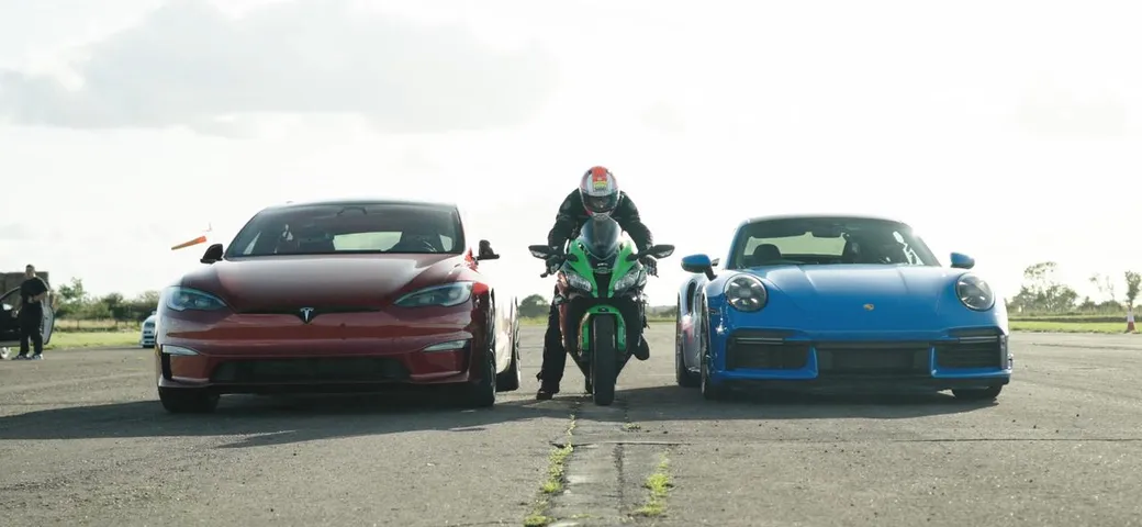 Kawasaki Ninja ZX-10R vs Tesla Model S Plaid vs Porsche 911 Turbo S: chi vince la drag race?