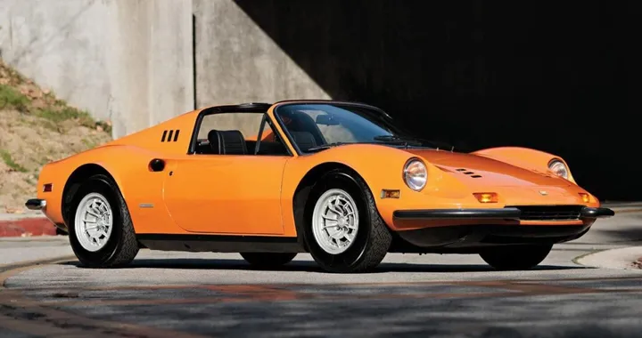 La Ferrari Dino 246 GTS in Signal Orange stabilisce un nuovo record