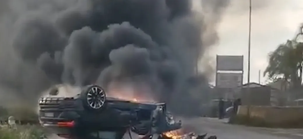 Lamborghini Urus si schianta contro Fiat Idea, si ribalta e prende fuoco