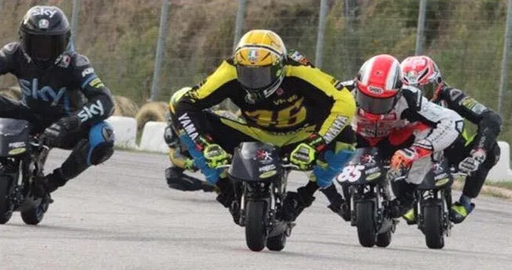 Valentino Rossi si prepara per Aragon con le minimoto