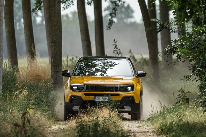 Jeep Avenger elettrica in servizio con i Vigili del Fuoco