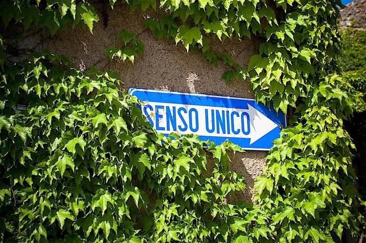 Suora contromano in circonvallazione