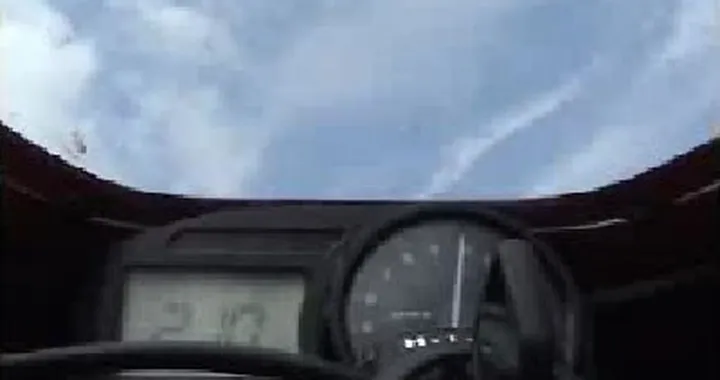 Fino a 212 Km/h su una ruota sola, poi accelera...