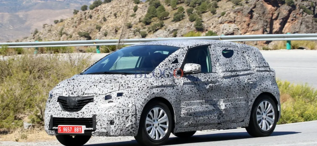 Renault Scenic: prime foto spia su strada