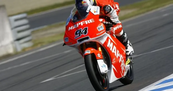 Moto3, Valencia: Jonas Folger in pole davanti a Oliveira e Salom
