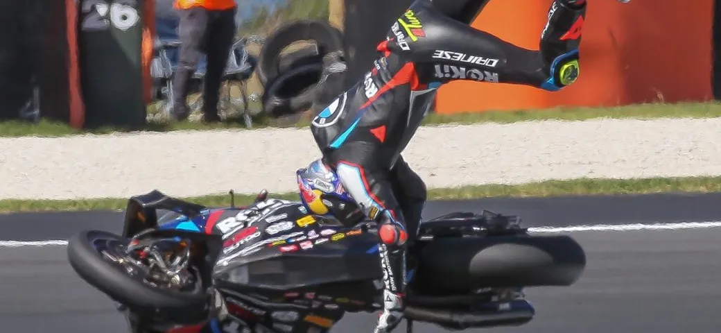 Brividi e dramma nei test Superbike: Bulega mostruoso, Rea KO con frattura