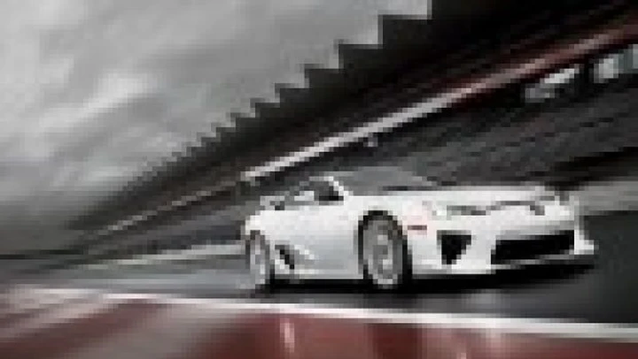 Video: Ferrari 599 HGTE VS Lexus LFA