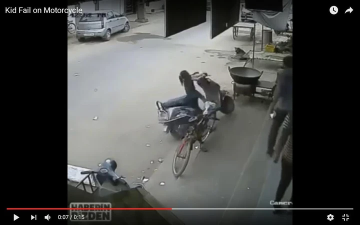 Bimba vola a terra con lo scooter [Video]