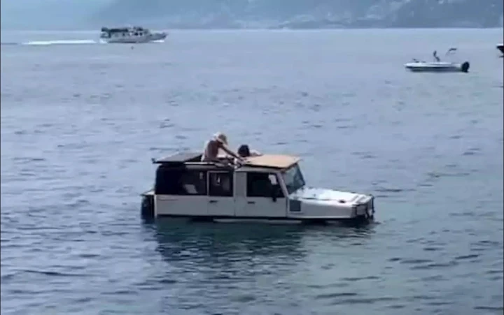 La Jeep anfibia che sembra una barca: le foto virali dal mare di Liguria