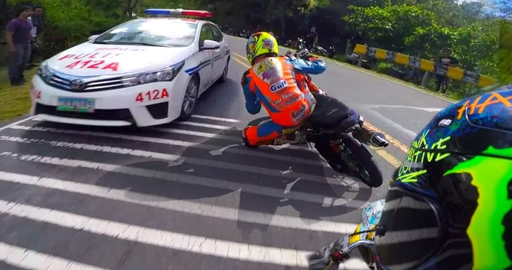 Gara illegale e folle in scooter