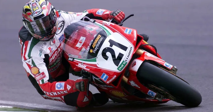Sorpassi epici: Bayliss magico nella sfida di Monza della WSBK del 2000 [Video]