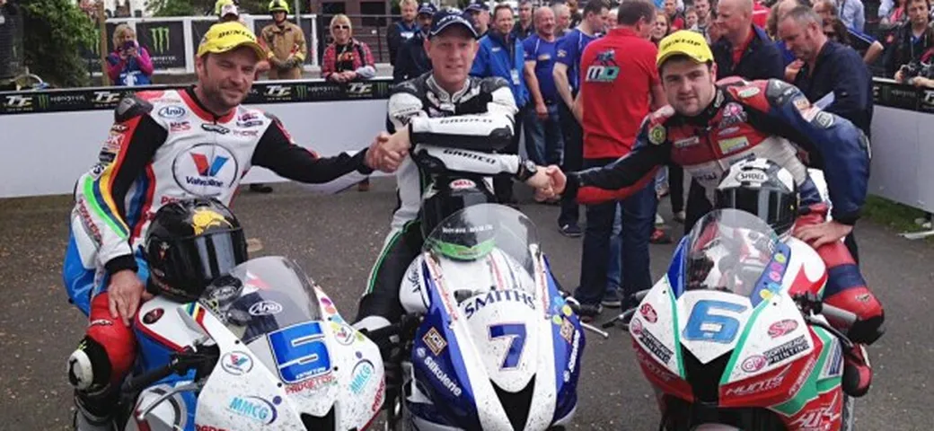 TT 2014: Gary Johnson con la Triumph vince la Gara-1 Supersport, ma c'è il primo lutto