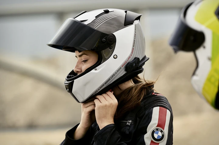 BMW, garanzia di cinque anni per i caschi