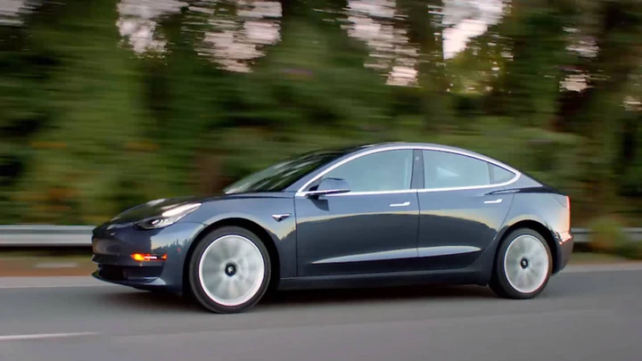 Tesla Model 3: Elon Musk a caccia di una soluzione con un 