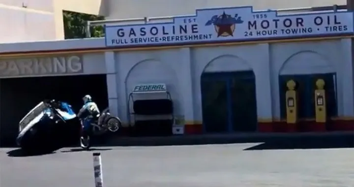 Epic Fail: Stunt Bike Rider centra un'auto di faccia