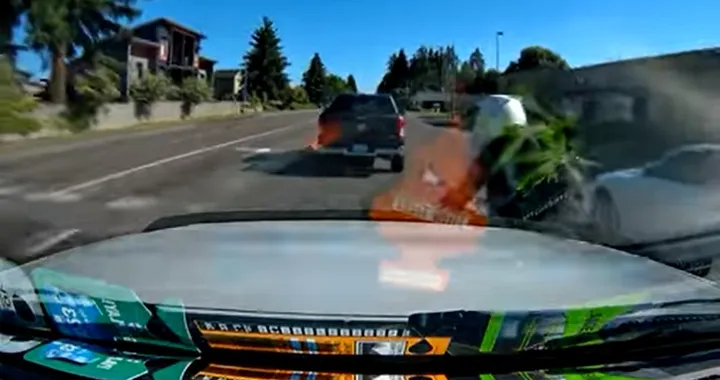 Moto frena bruscamente davanti al SUV: l'impatto è inevitabile [Video]