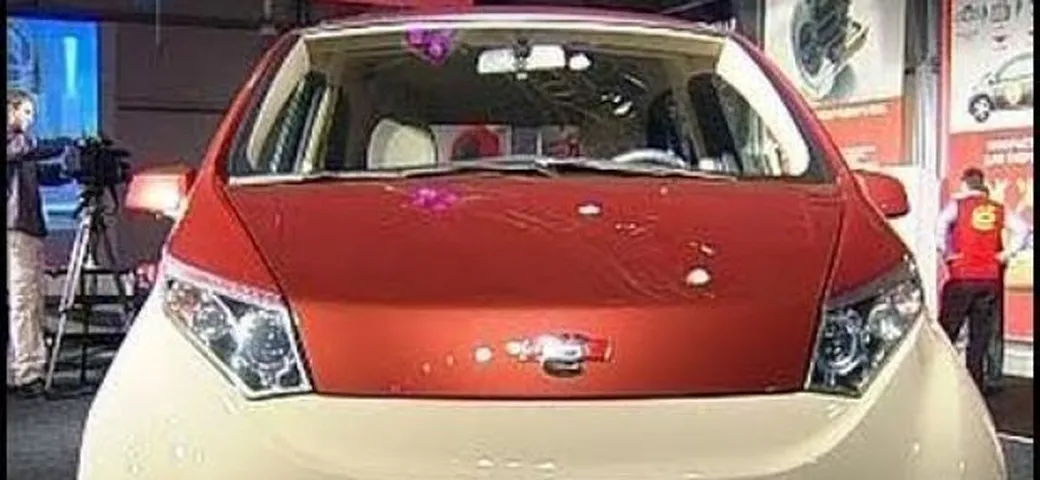 Il miliardario Mikhail Prokhorov presenta la ë-mobile, prima ibrida russa