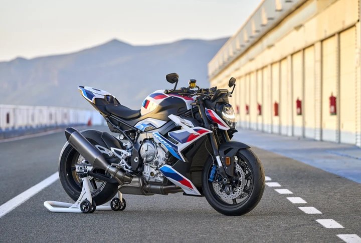 BMW M 1000 R, la maxi-naked da 210 CV