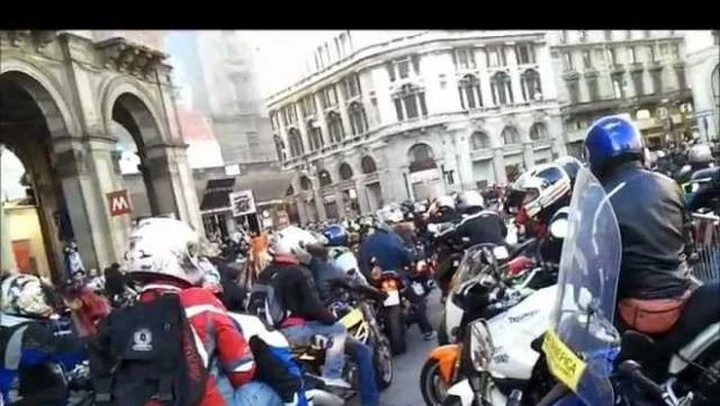 Il gruppo infinito di motociclisti della Befana Benefica milanese /video