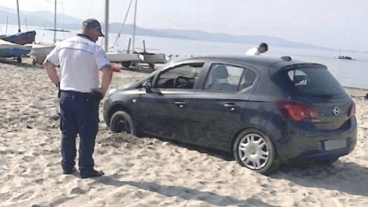 Auto bloccata sulla spiaggia: «Ce lo ha detto il navigatore», ma arriva la multa