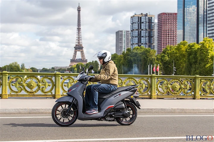 Peugeot Belville: la prova dello scooter del leone a Parigi