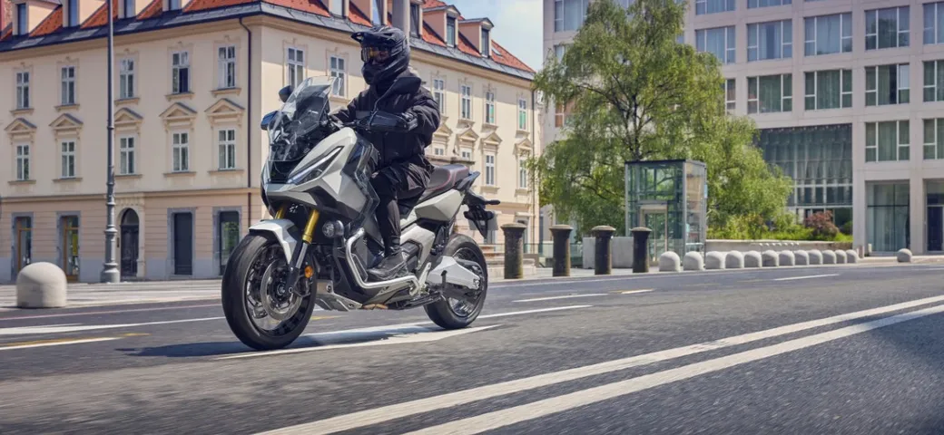 Honda X-ADV 2025: il maxi-scooter adventure si rinnova
