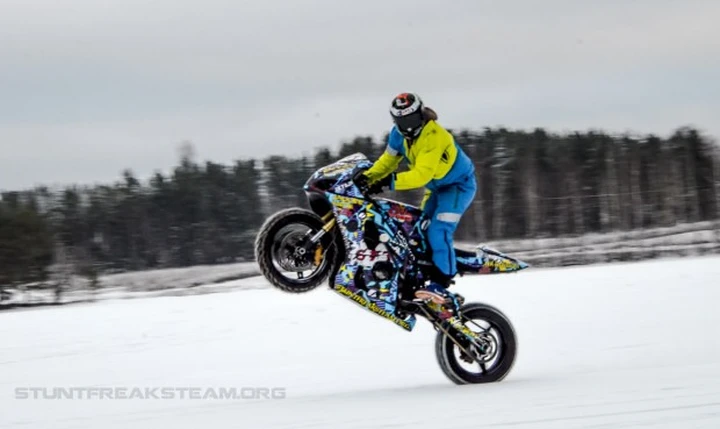 Winter Mayhem: drifting sul ghiaccio con una GSX-R 1000 [video]