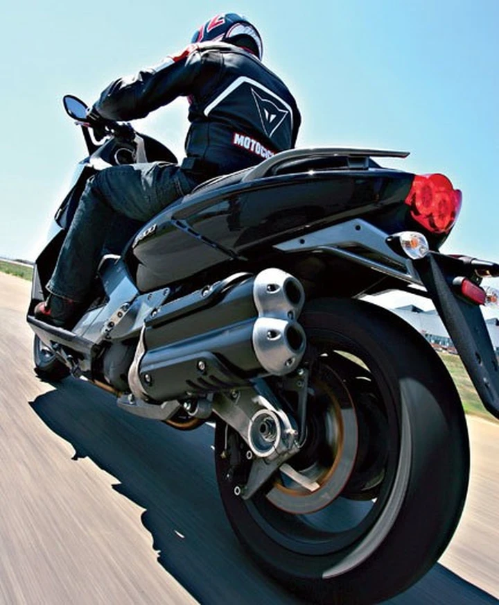Motociclismo prova il nuovo Gilera GP800
