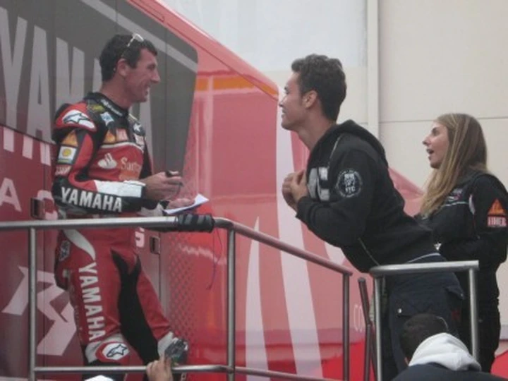 Foto del giorno: i fans di Corser, i cerchi di Biaggi