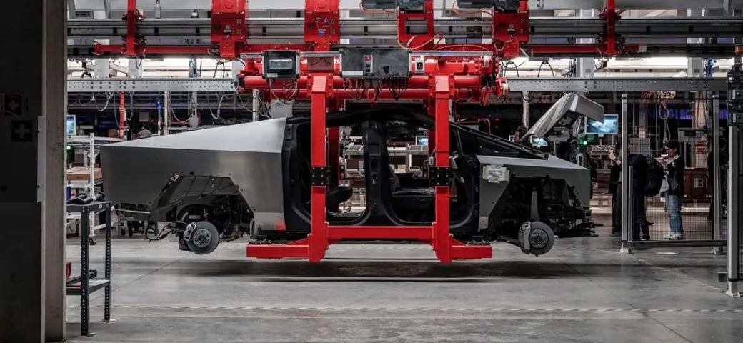 Elon Musk si ribella al mercato e promette il raddoppio della produzione Tesla negli USA
