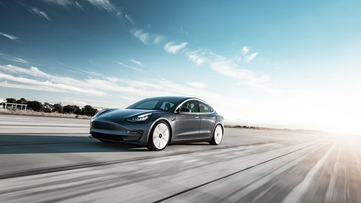 Elettriche e ibride plug-in: negli USA il 20% dei clienti ritorna alle auto termiche