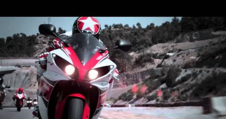 Ben Spies in pista con la nuova Yamaha YZF-R1 2012