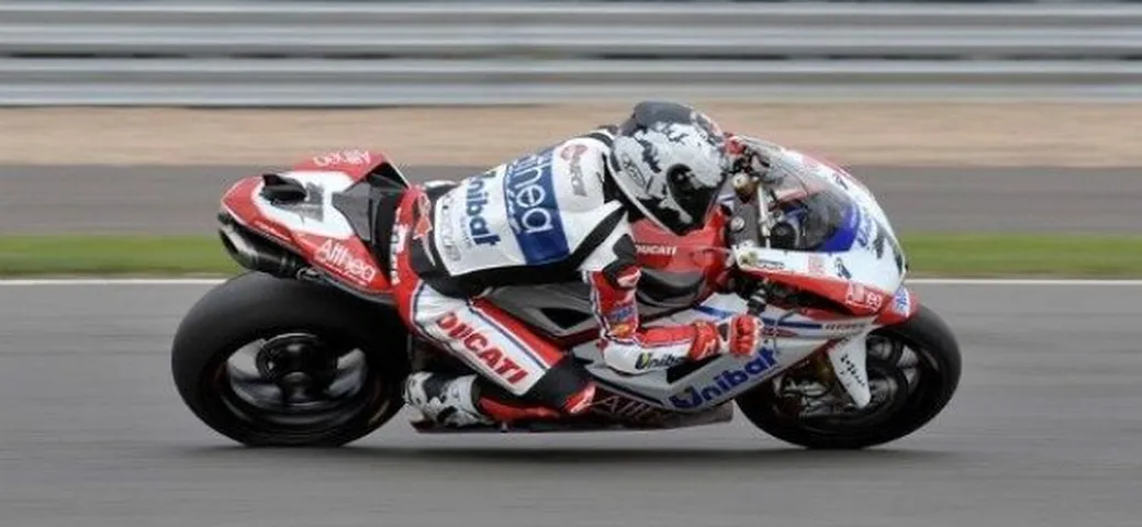 WSBK, Silverstone: Checa vince anche gara2 e ipoteca il mondiale. Bel duello Melandri-Biaggi per il 3° posto.