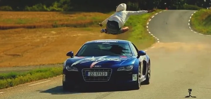 Un ragazzo salta sopra un'Audi R8 che sfreccia a 154 km/h