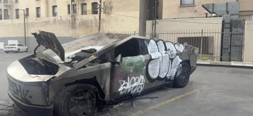 Mistero a Los Angeles, Tesla Cybertruck abbandonato e vandalizzato