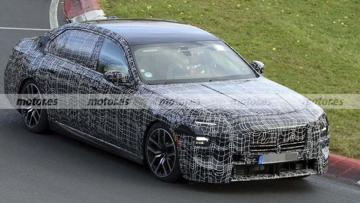 BMW Serie 7, la plug-in da 570 CV sorpresa in pista