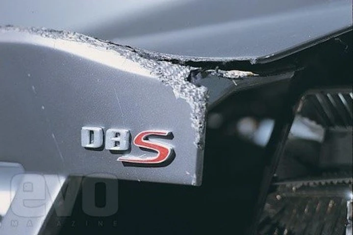 Ciò che resta della Aston DBS di 007