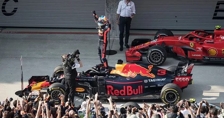 GP Cina F1 2018: sorpresa Ricciardo! Bottas secondo, Vettel speronato.