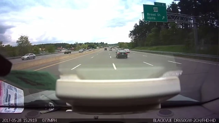 Il cofano si apre in autostrada