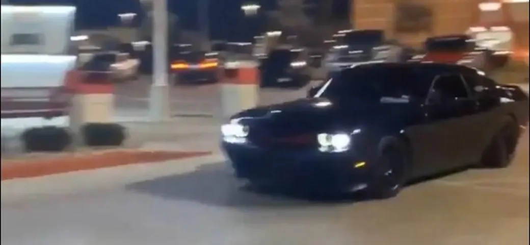 La Dodge Challenger perde ruota e mozzo durante lo show [Video]