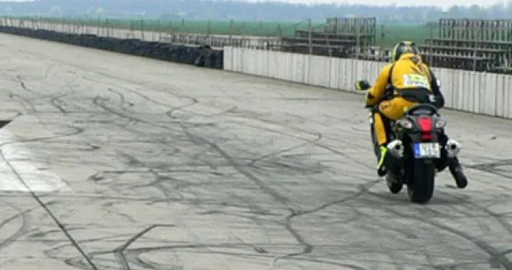 Da 0 a 300km/h in sella alla Suzuki Hayabusa