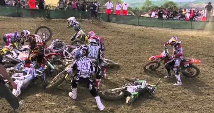 2012 Fermo GP - Tommy Searle vs Jeffrey Herlings Crash - vurbmoto