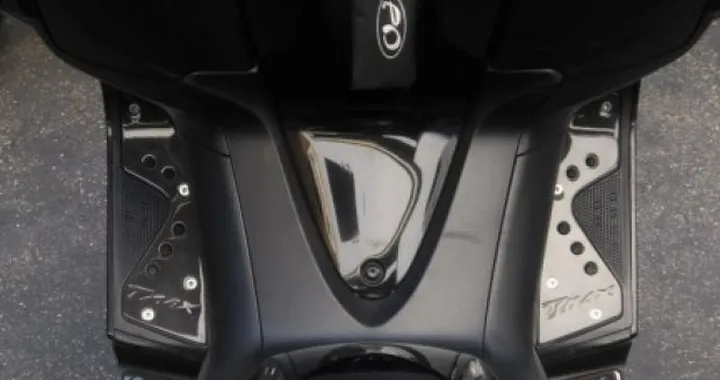 Nuovi accessori in carbonio da EFC per Yamaha TMax 2008/09