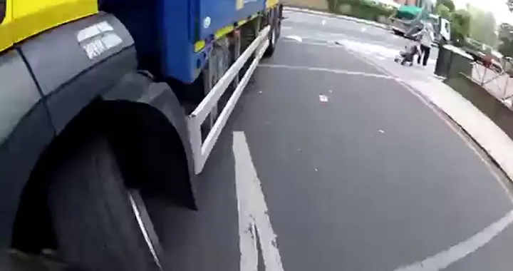 Camion distrugge moto all'incrocio