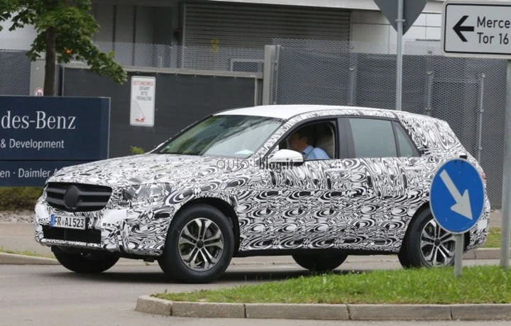 Nuova Mercedes GLK su strada in nuove foto spia