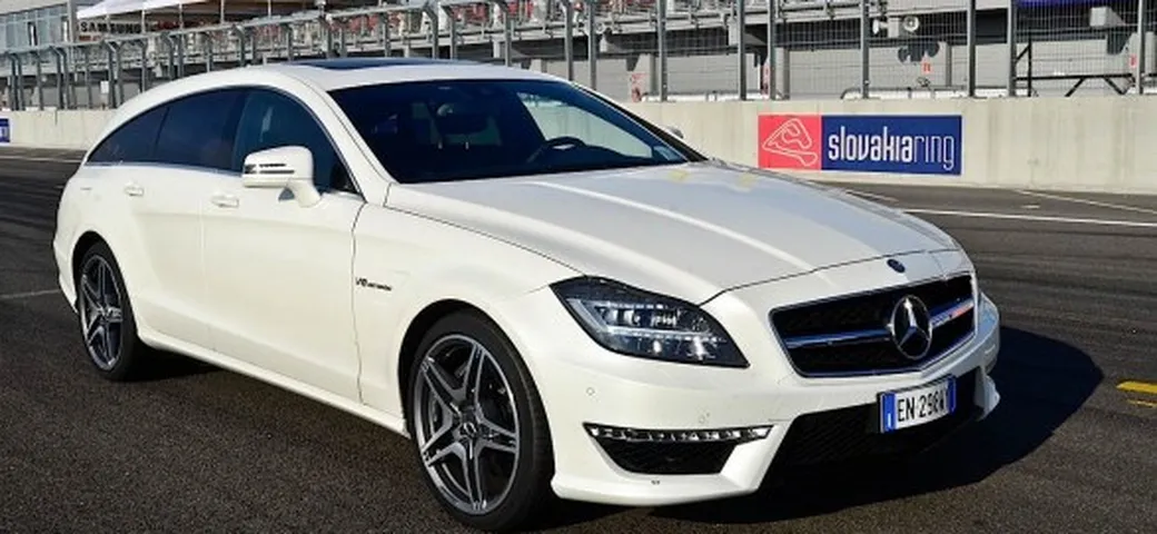 Mercedes AMG: in pista con le Superstars