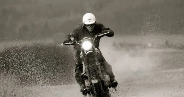 Foto del giorno: enduro vintage con la Triumph Scrambler